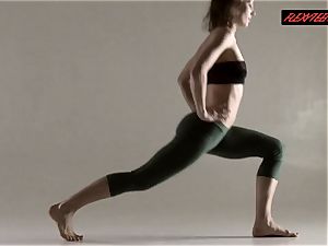 Razdery Noga in tight yoga trousers